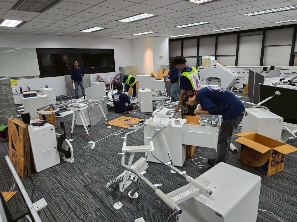 ผลงานการรื้อถอดขนย้ายประกอบติดตั้งเฟอร์นิเจอร์โต๊ะทำงาน